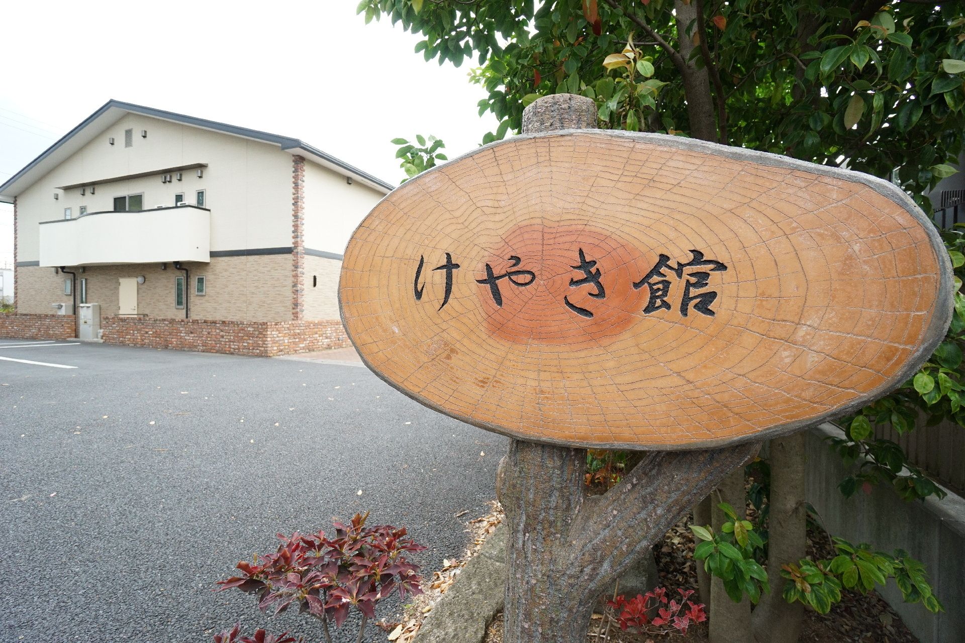 医師と看護師に健康状態を確認されて、嬉しそうに笑うご入居者様