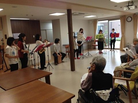 音楽会を楽しむ居室
