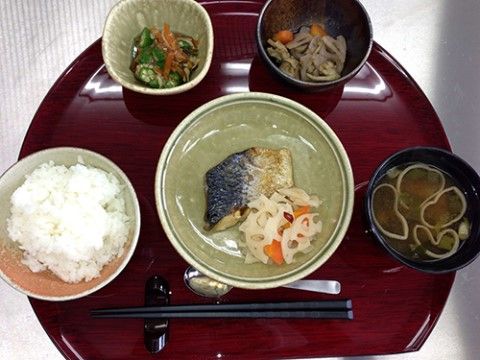 和食を並べた食事風景