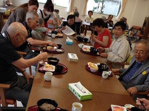共に食事を楽しむ食堂