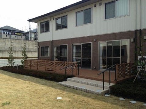 明るい外観の施設