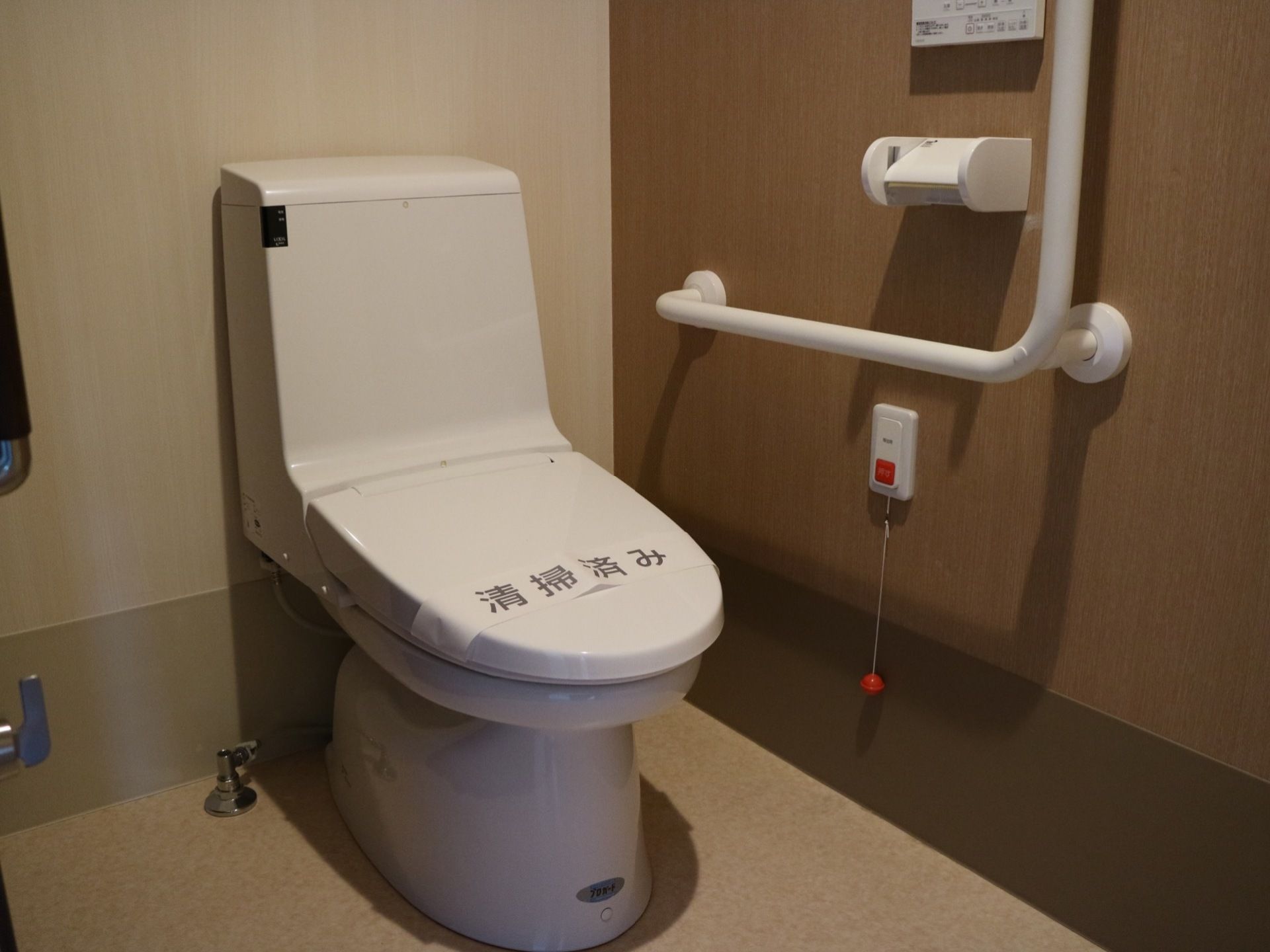 トイレは清掃済みになっており、快適に使用できる。壁には手すりと緊急ブザーが備わっており、安心して利用が可能である。