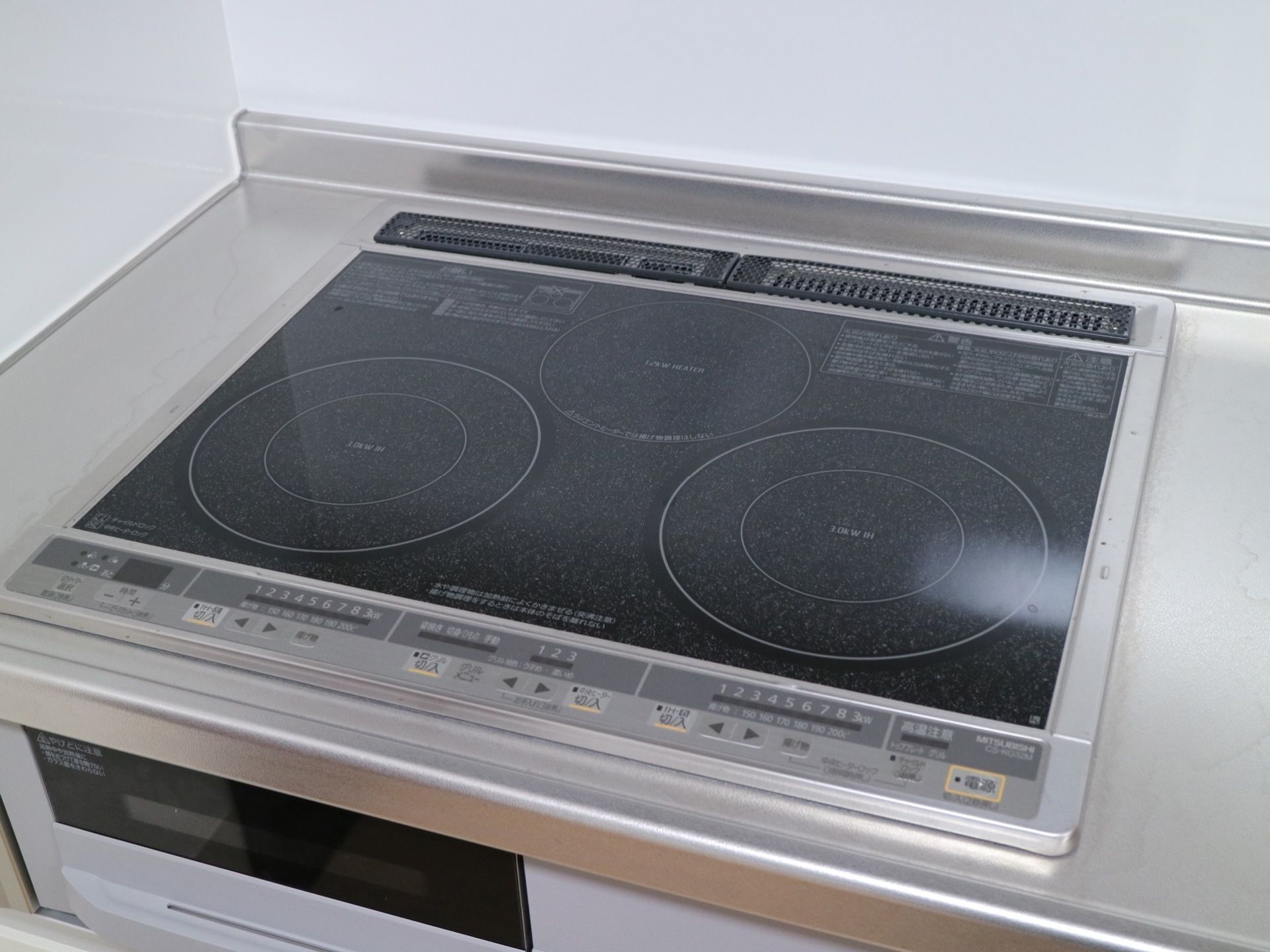 居室のキッチンには最新式のIHが備えられている。フラットな造りになっているので掃除がしやすく、ボタン操作も簡単である。