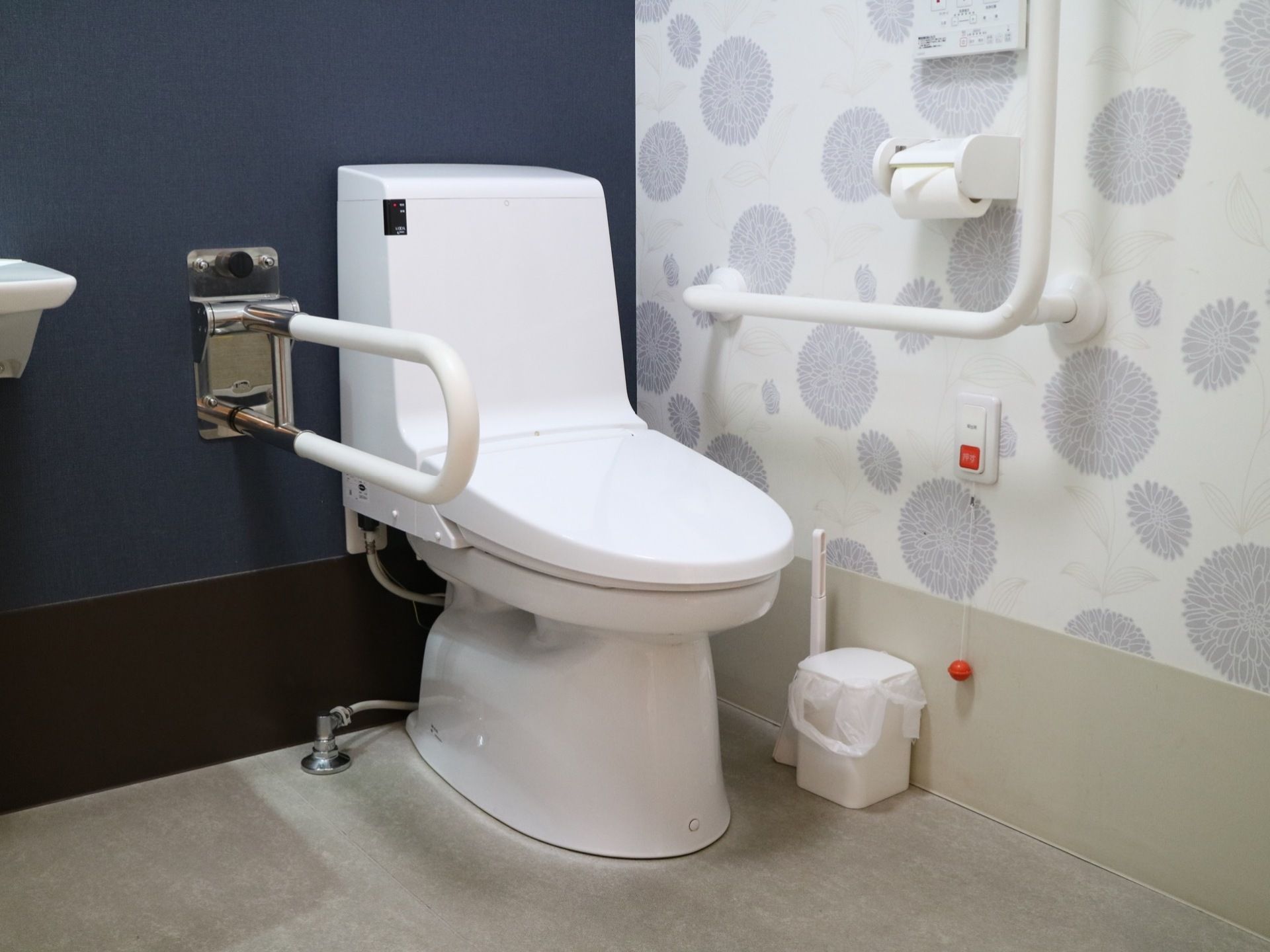 トイレは広々としており、手すりが２ヵ所備わっている。ひとつは折りたたみ式である。壁には緊急ブザーがかかっている。