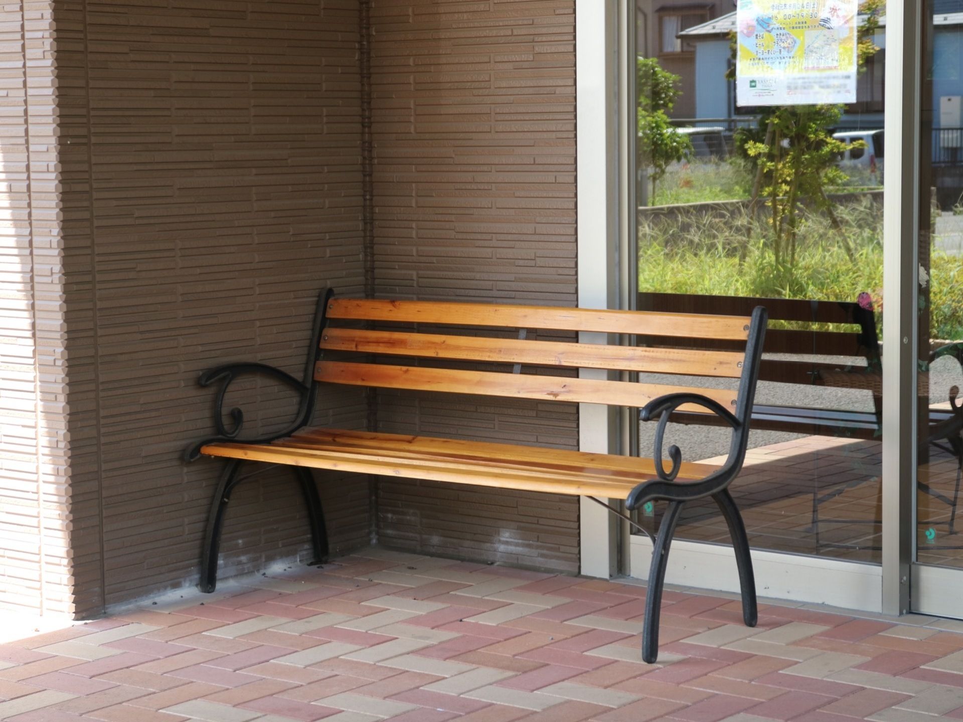 玄関の角にはベンチを用意。日当たりや風通しがよく、のんびりと過ごすことができる。屋根も備わっている。
