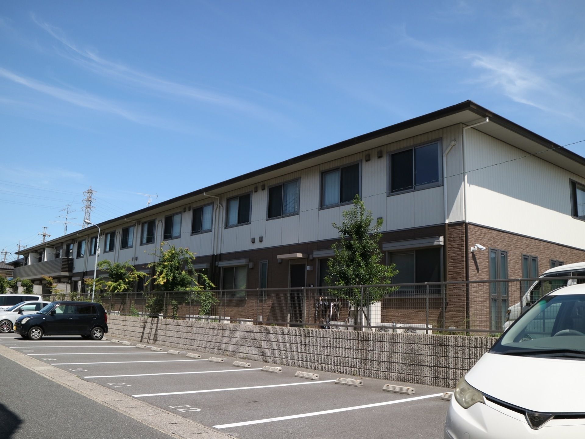 ２階建てになっており、周辺には大きな建物がない。日当たりが良く、駐車場が完備されている。全室大きな窓がついており、快適に過ごすことが可能。