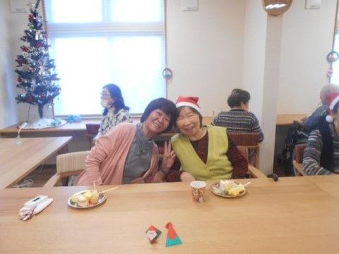 笑顔で交流する居室