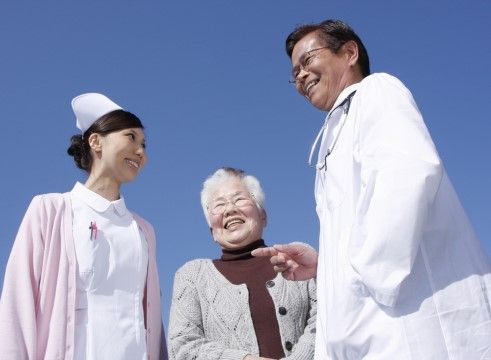 笑顔で会話するスタッフと入居者