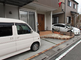 介護施設の外観と送迎車