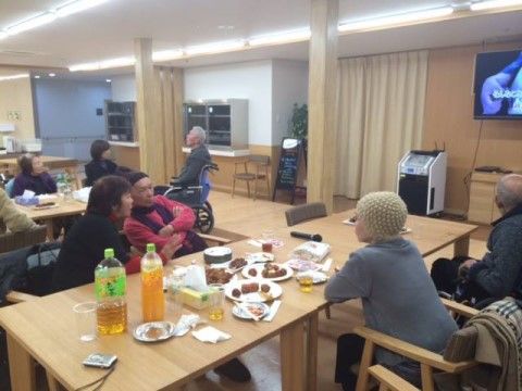 テレビを見ながら雑談に花を咲かせるご入居者様のいる食堂