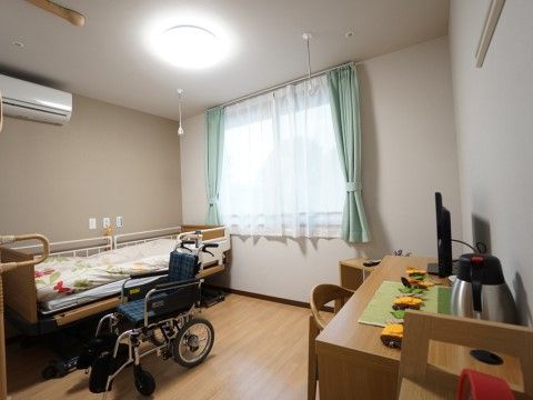 室内照明と自然光によって、明るい部屋となっている個室