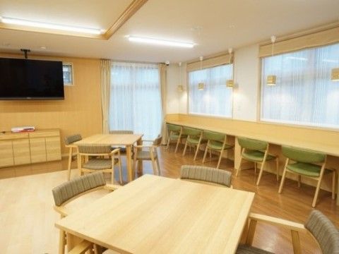 照明が天井やカウンター周りにあり、温かみを感じる食堂