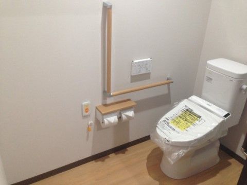 非常時には緊急呼び出しボタンでスタッフを呼び出せるトイレ