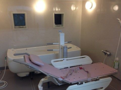 ベルトがついているので、落下の心配のない介護入浴機器