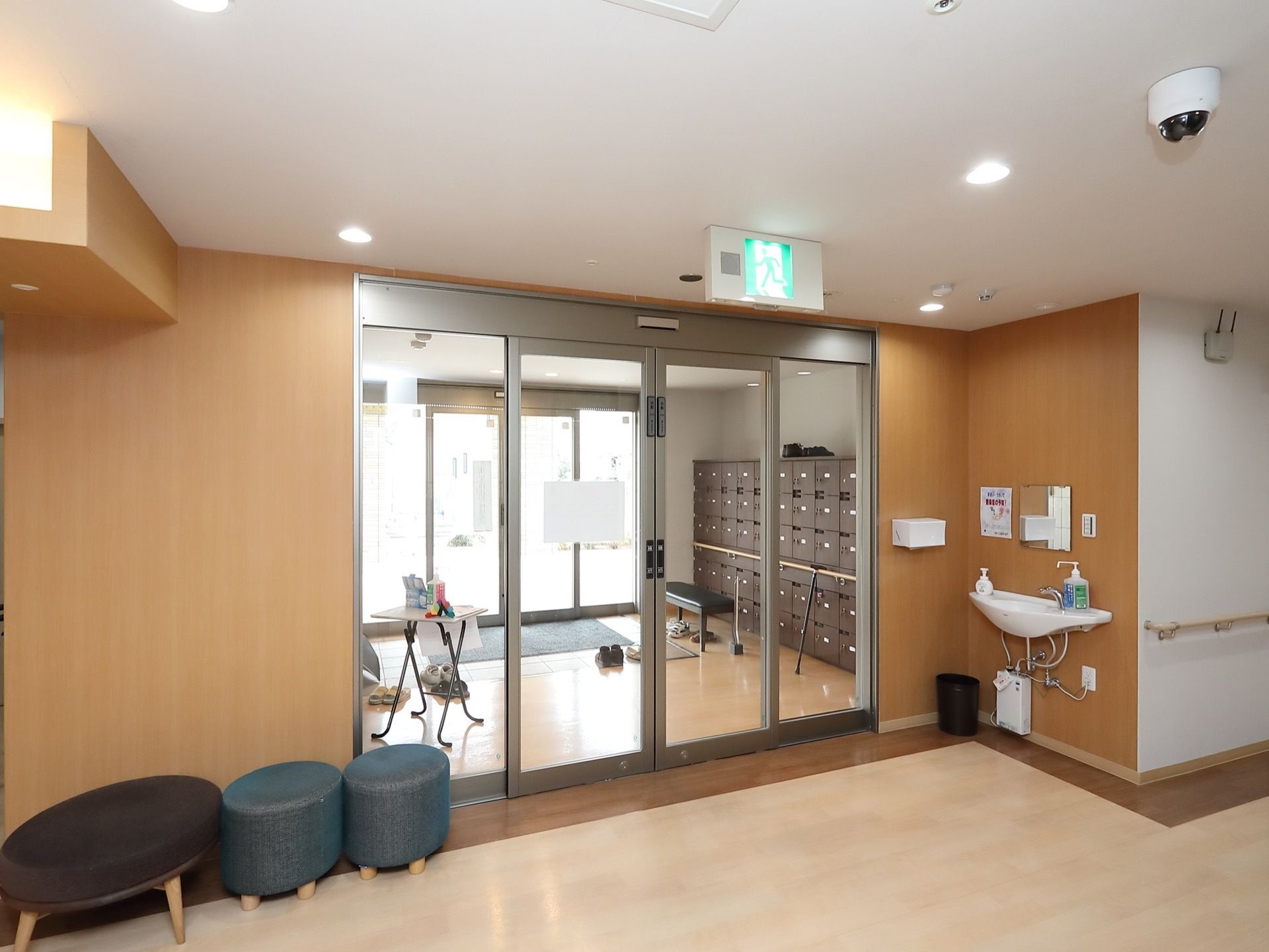 風除室内には下駄箱が設置され、ドアはガラス張りになっている。玄関入ってすぐのところに洗面台が配置されている。