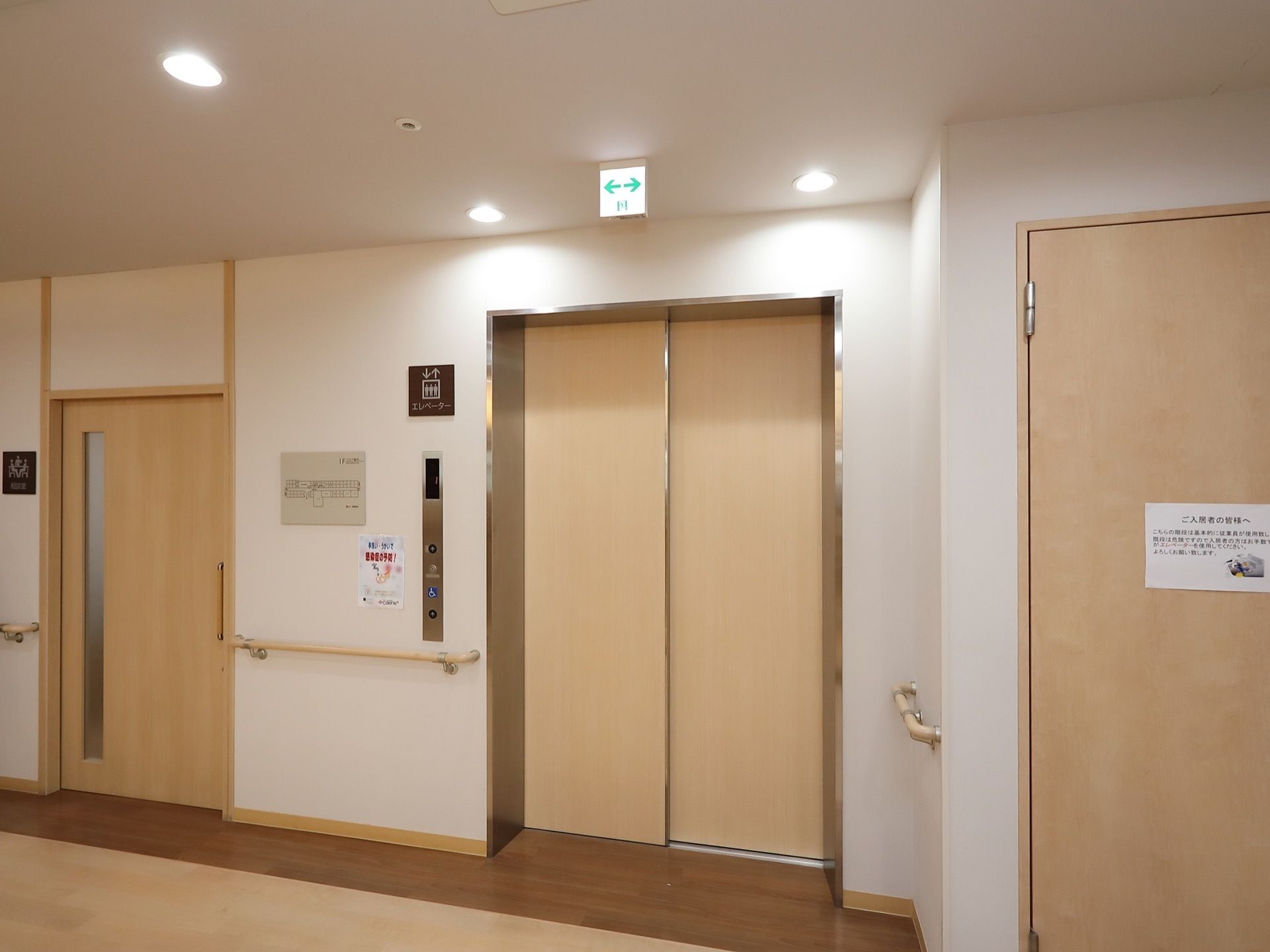 白色のドアのエレベーターが完備されている。壁には館内図が表示されている。操作パネルは車椅子をご利用の方用のボタンも取りつけられている。