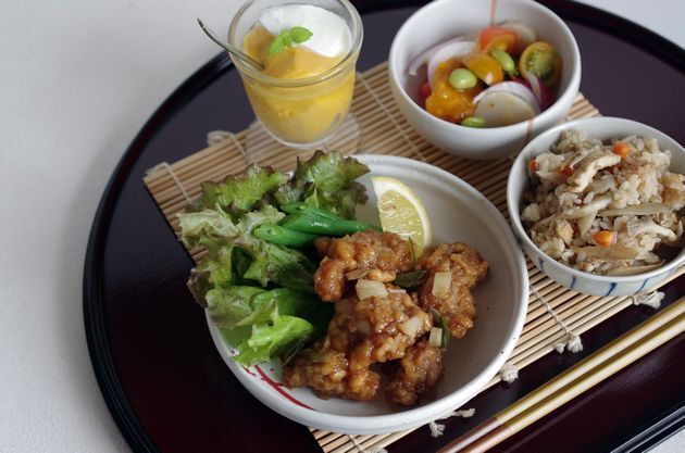 デザートが付いた油淋鶏とサラダと炊き込みご飯のセット