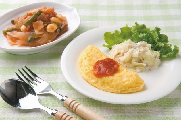 オムレツとサラダと豆やいんげんの煮物