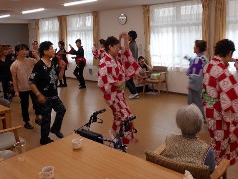 「センチュリーテラス白鍬」のレクリエーション。よさこいの鑑賞会が行われている。
