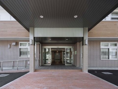 「センチュリーテラス白鍬」の正面玄関。屋根が付いているので雨の日も快適。