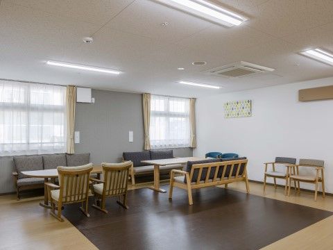 「センチュリーテラス白鍬」の１階談話室。入居のみなさまの憩いの場として利用されている。