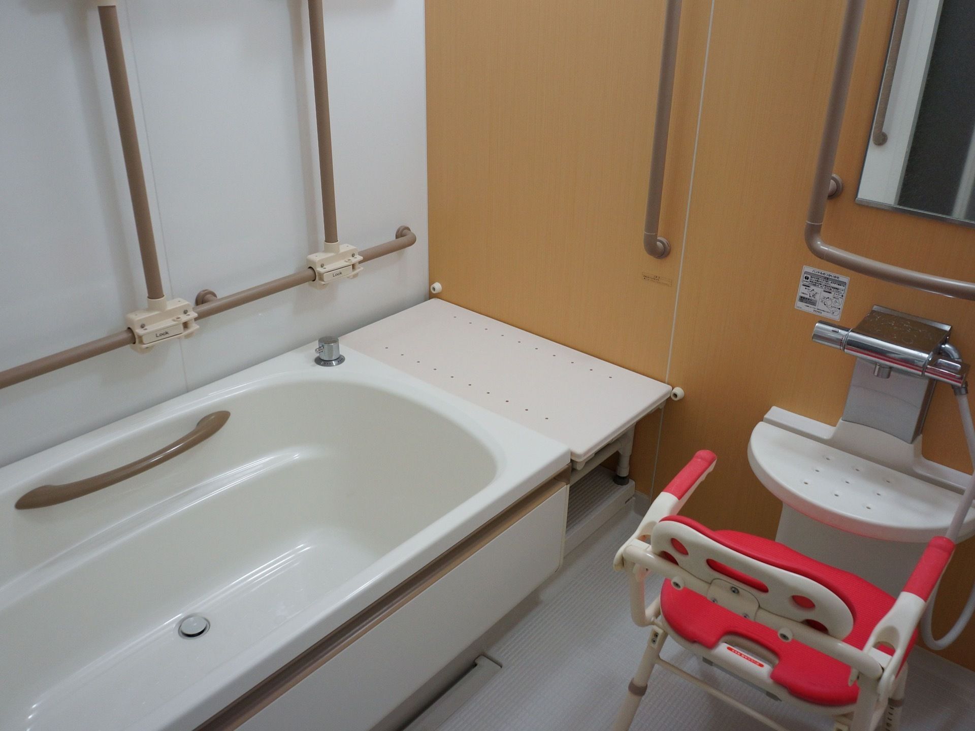居室の浴室である。浴室は壁一面に手すりを配置しているので安全にご移動ができる。浴槽は大変広いので足を伸ばしてゆっくりくつろげる。