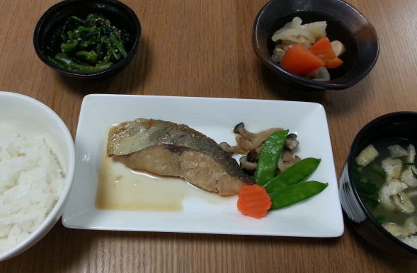 煮魚と野菜の煮物、ほうれん草のおひたしとごはんと味噌汁