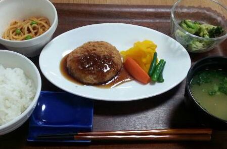 ハンバーグとスパゲッティサラダ、ブロッコリーの和え物とごはんと味噌汁
