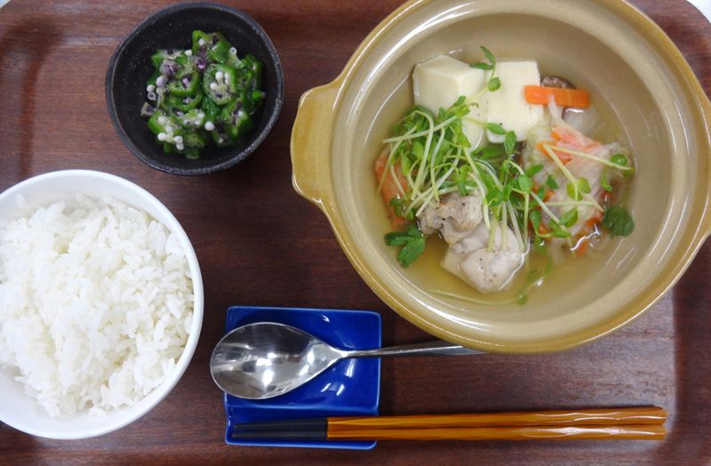 「センチュリーテラス白鍬」のお食事。あたたかい鍋物も提供している。