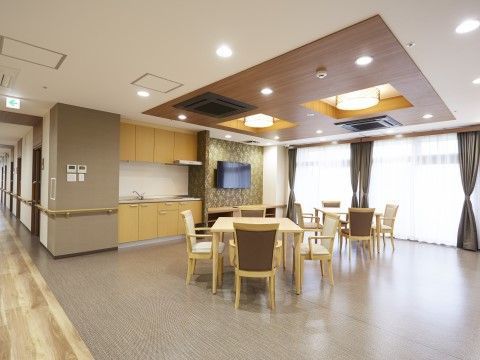 「ディーフェスタ東大宮」の環境。館内各所に憩いの場がある。