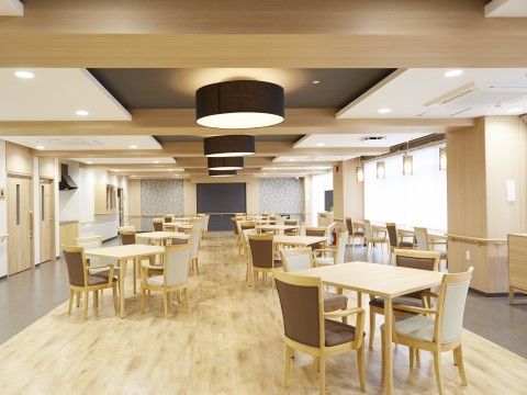 「ディーフェスタ東大宮」の食堂。広々とした開放感のあるスペース。
