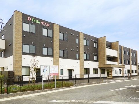 「ディーフェスタ東大宮」の外観。落ち着いた雰囲気の建物。