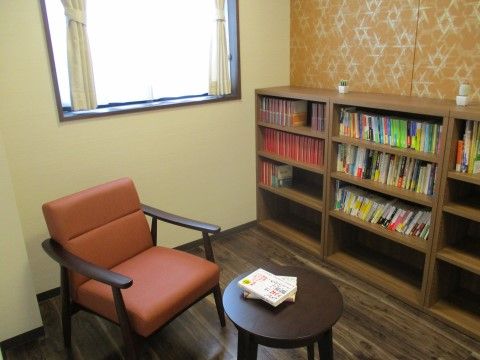 「ディーフェスタ東大宮」の図書室。本の世界を楽しめる趣味のスペース。