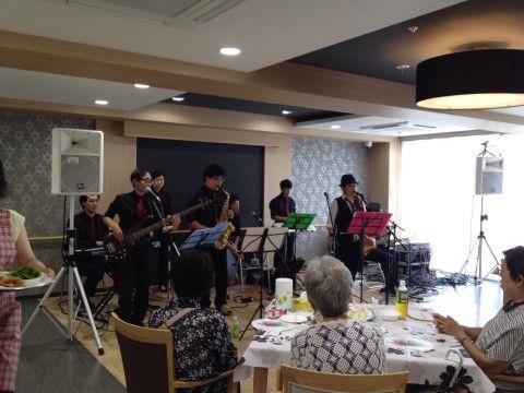 「ディーフェスタ東大宮」の音楽イベント。音楽鑑賞を行っています。