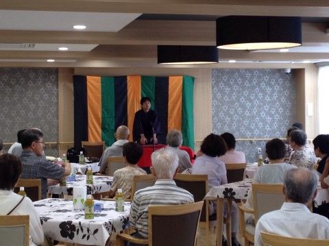 「ディーフェスタ東大宮」の落語イベント。笑いのあふれる楽しいイベント。