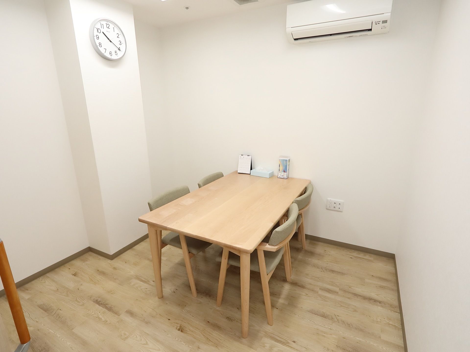 室内には、シンプルに４人掛けのテーブルセットと時計だけが設置されている。明るく居心地の良い雰囲気である。エアコンが完備されている。