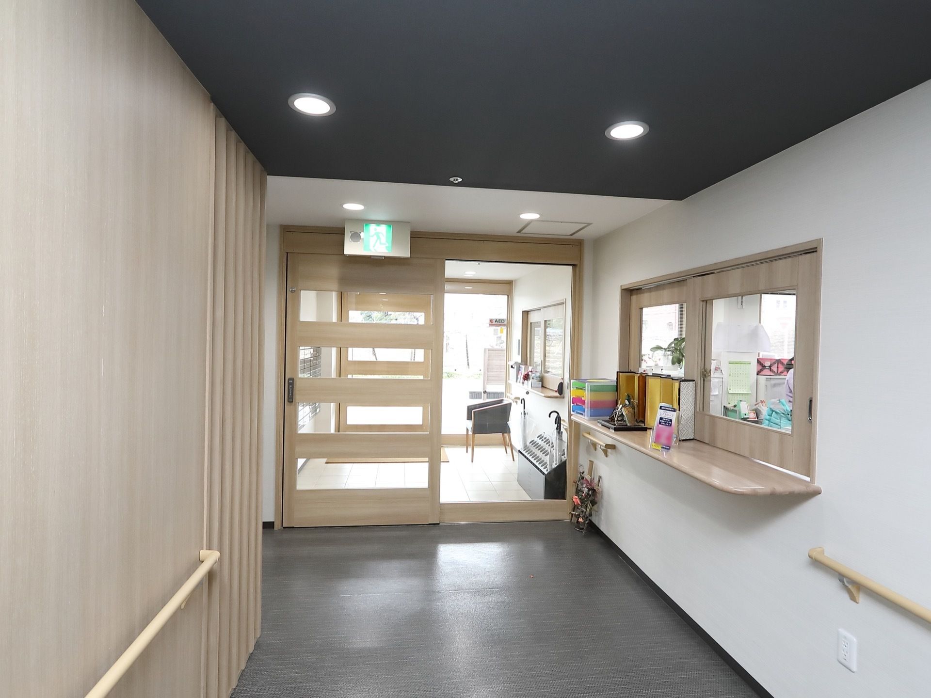 個別の郵便受けが設置されていて、部屋ごとに受け取れるようになっている。通路は広々としているので安全に通行することができる。