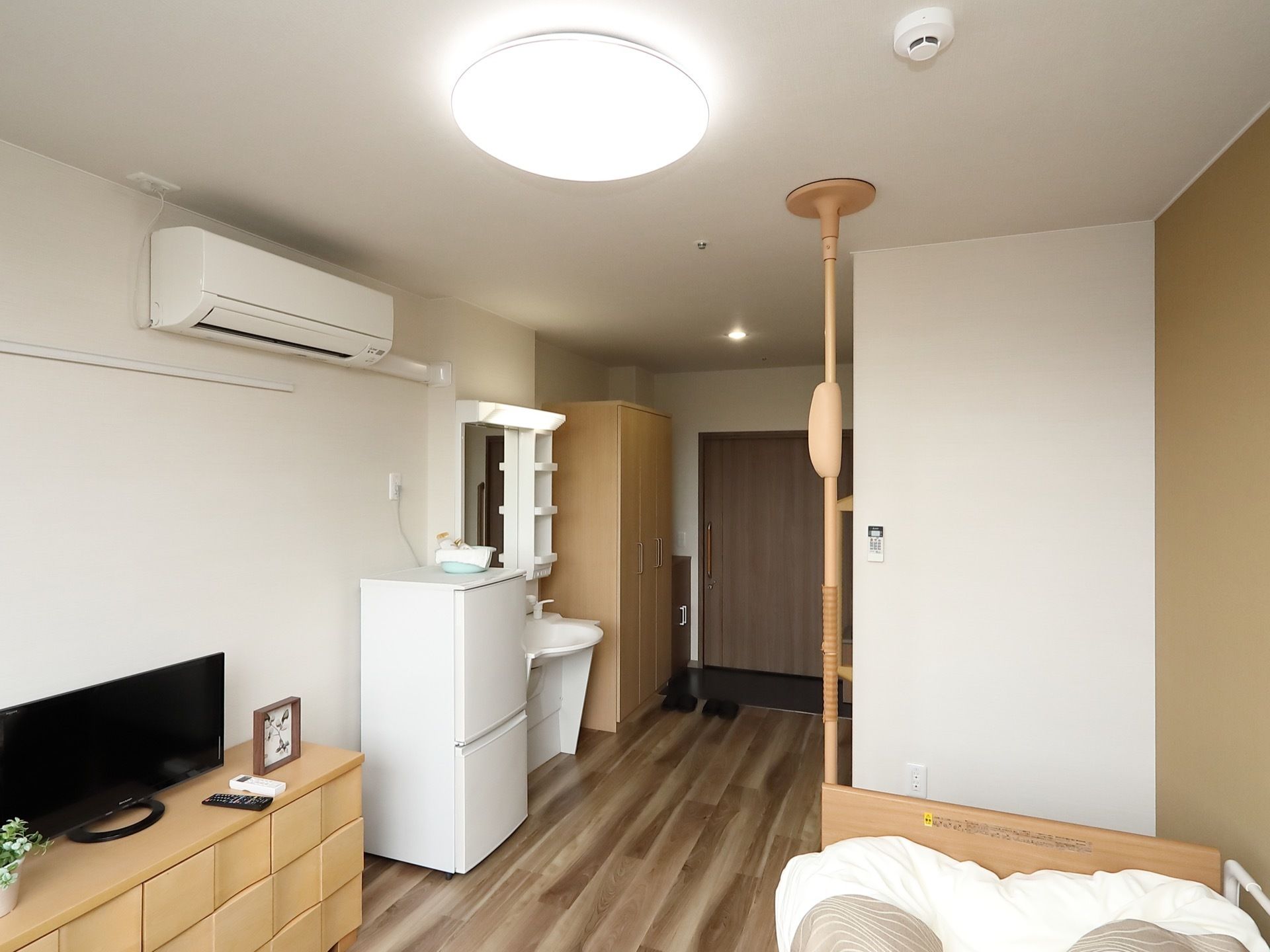 一般的なワンルームタイプの間取りの居室。洗面台やトイレといった水廻りの設備が充実していて、生活しやすい。