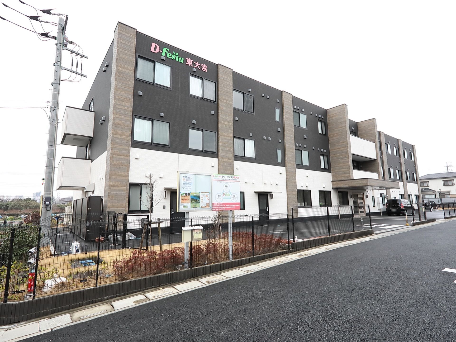 ３階建てのシックな色合いの外観。広々とした敷地内に余裕をもって建てられている。周囲に高い建物がないので日当たりは抜群に良い。