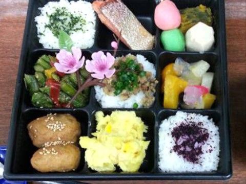 盛り付けられた彩り豊かな食事