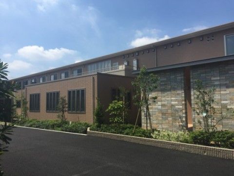 緑豊かな施設の外観