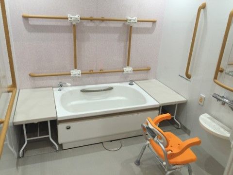 車椅子対応の清潔な洗面台