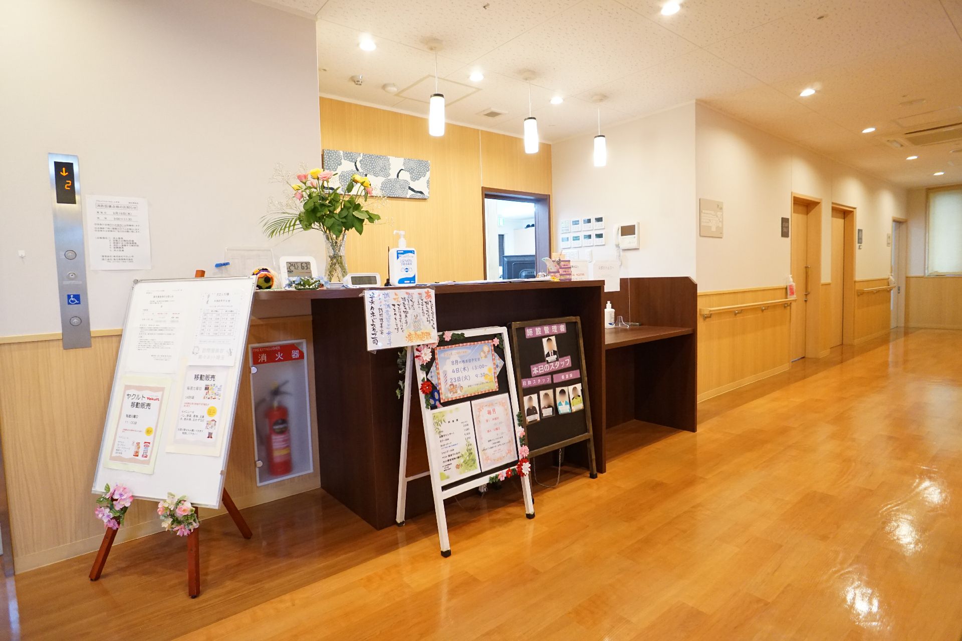 スタッフルームも兼任している、明るく広い受付