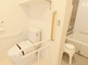 介護施設の明るいトイレと浴室