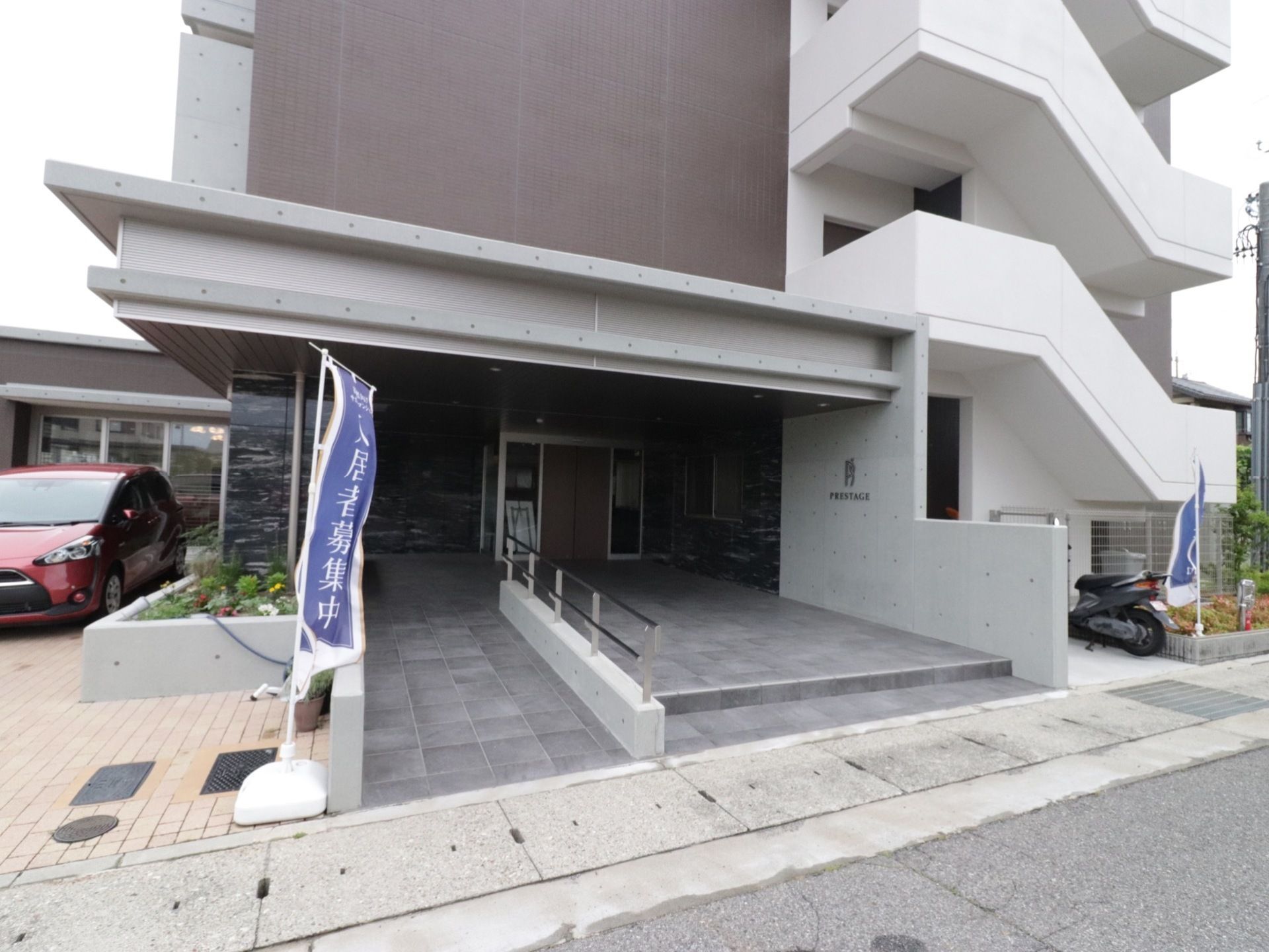 非常階段も設計されており、非常時には常駐スタッフが入居者様を安全に避難させる。住宅地ながら緑もあり落ち着いて生活ができる。