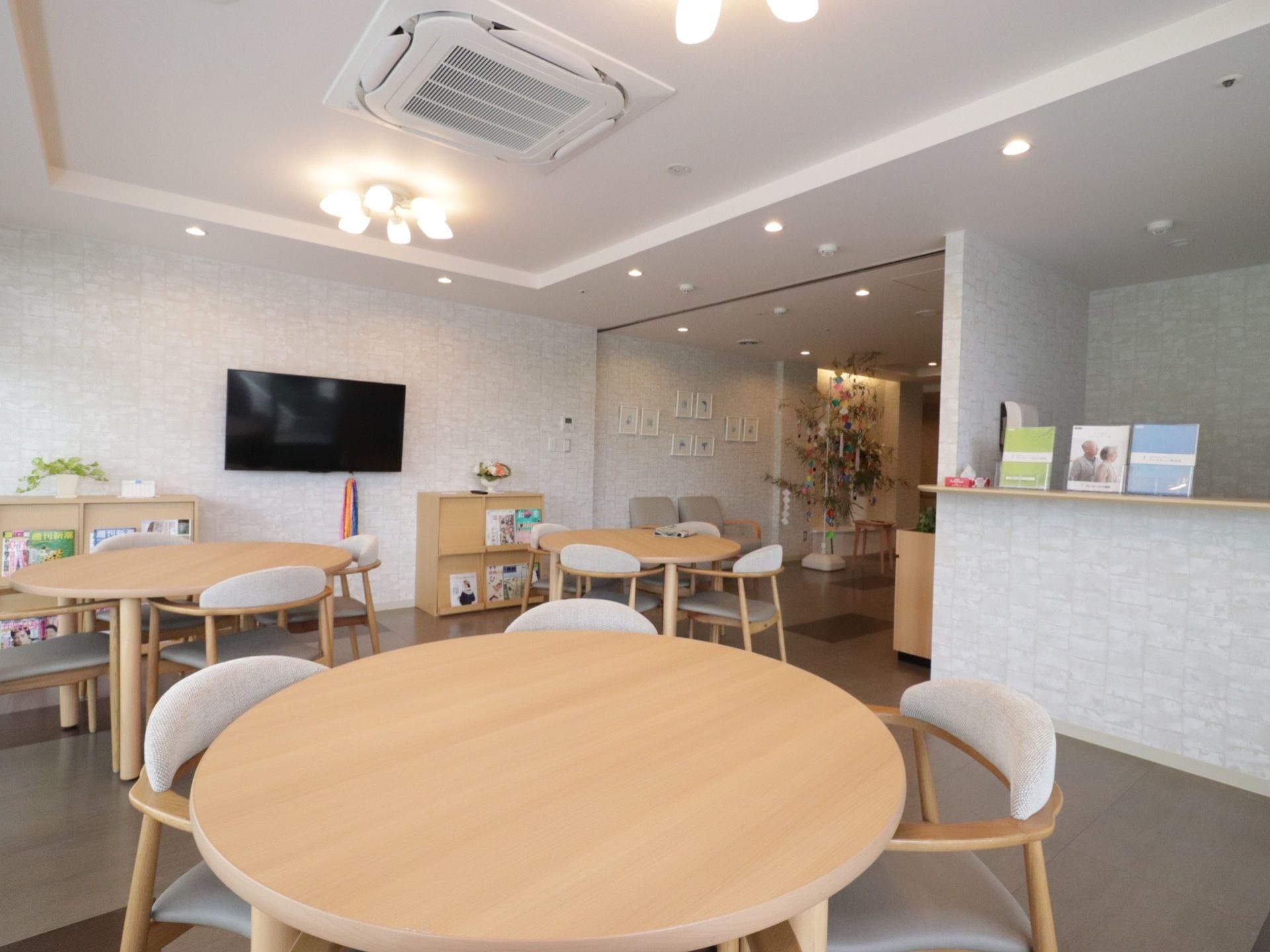 スタッフの居る受付を通って居住部へとつながる作りとなっているので、セキュリティ面も安心してご入居いただける。