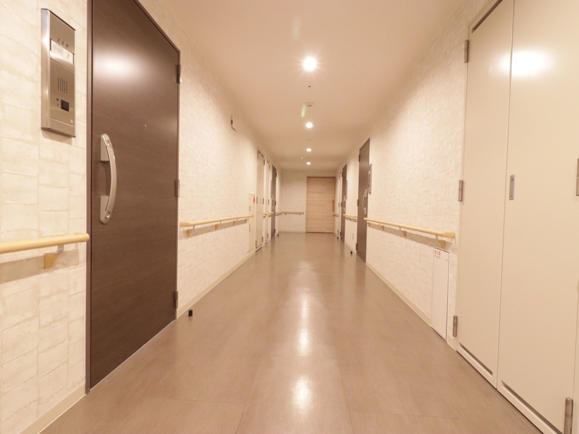 各部屋はそれぞれオートロックになっており、セキュリティは万全になっている。また、白と茶色で統一された通路は明るくお洒落な印象がある。