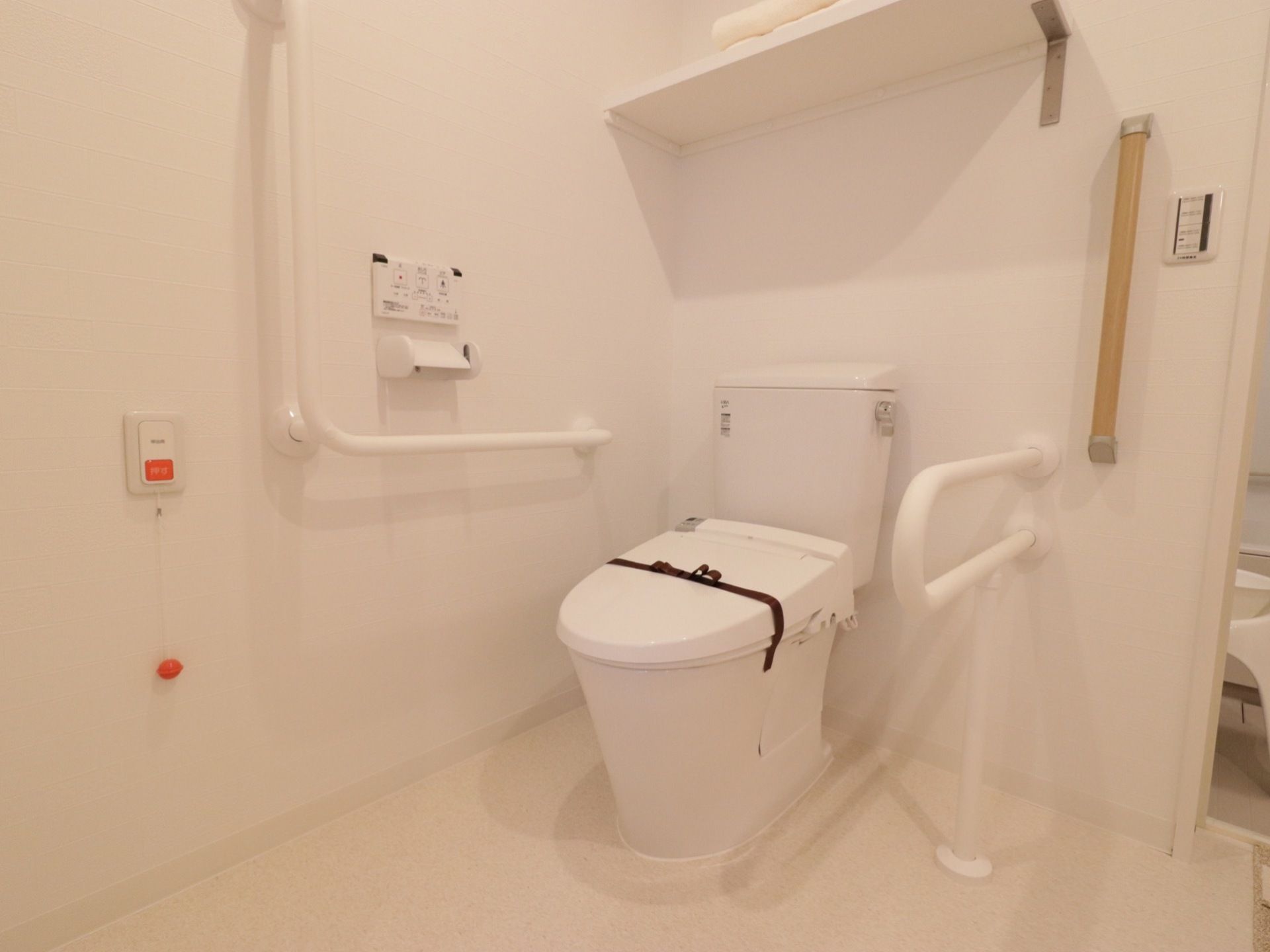 お部屋のトイレにも緊急ボタンが設置されているので、24時間いつでもスタッフが駆けつけることのできる環境になっている。