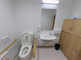 介護施設の明るいトイレの内部