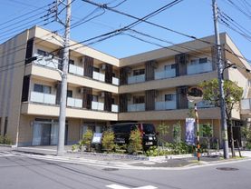 角地に建設されたRC3階建ての施設である。敷地の右側と左側の2方向でメイン道路からの車の出入りが可能である。